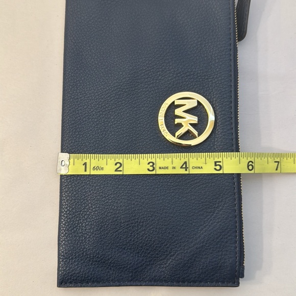 Michael Kors Navy leather wristlet in excellent condition NWT - Picture 9 of 9